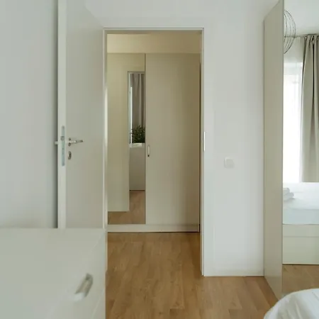 Apartment Downtown Tineretului Oasis -- New Building -- Self Check-in -- 1min Metro Station Bucharest