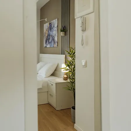 Downtown Tineretului Oasis -- New Building -- Self Check-in -- 1min Metro Station