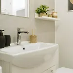 Апартаменти Downtown Tineretului Oasis -- New Building -- Self Check-in -- 1min Metro Station Бухарест